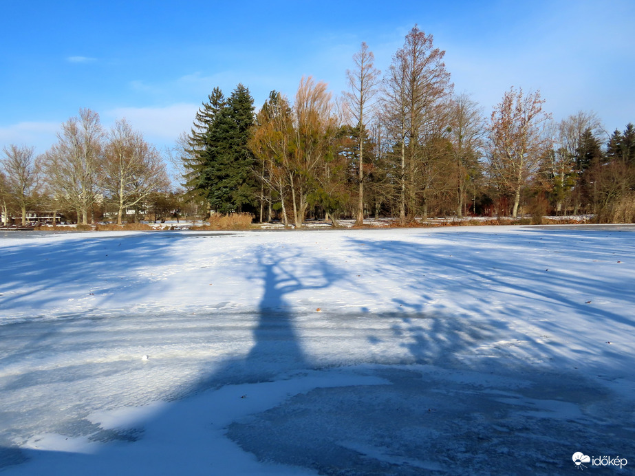 Árnyékok és fények a Csónakázó-tó jegén