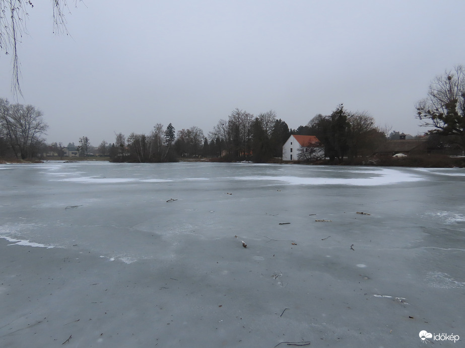 A mai nap is szürke, hideg