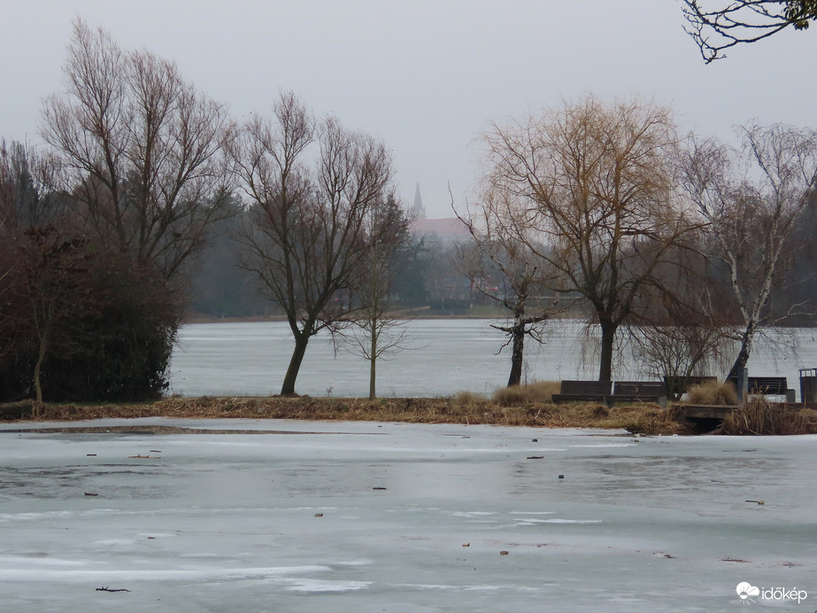 Változatlanul szürke nap