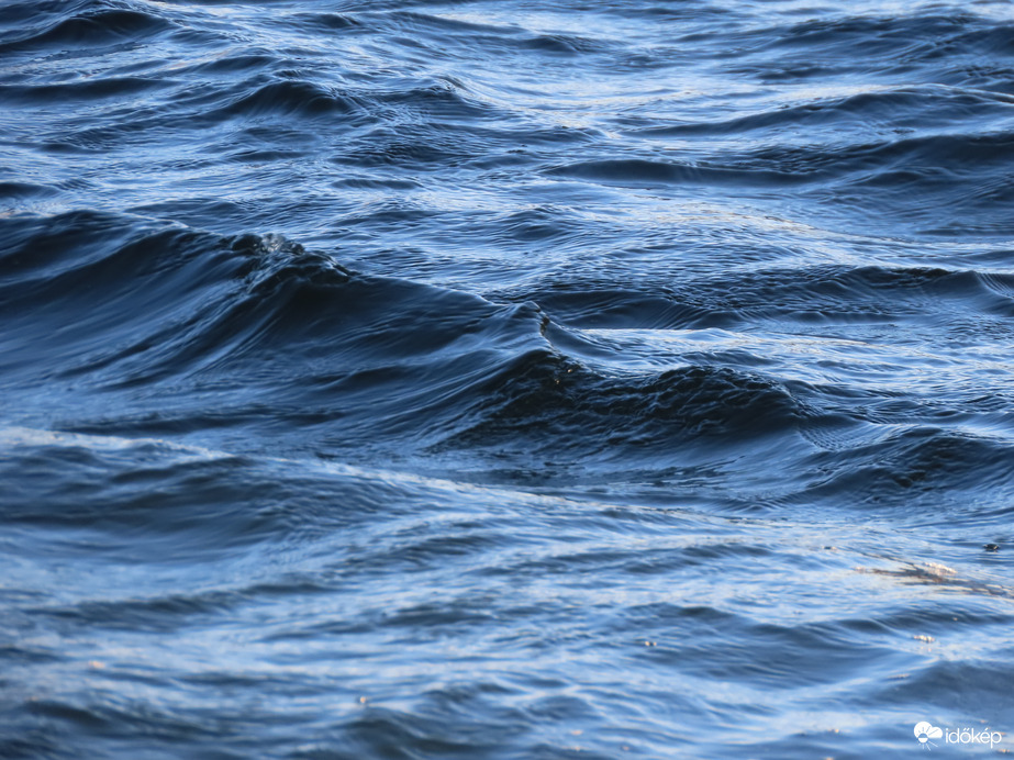 A szél játszik a vízzel