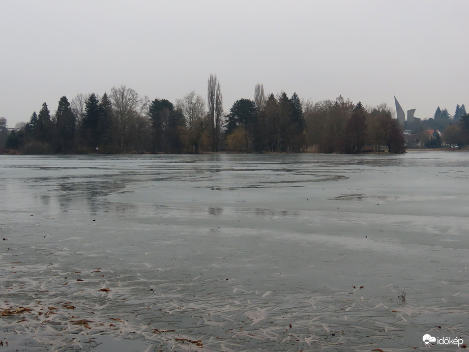 Maradt a szürkeség