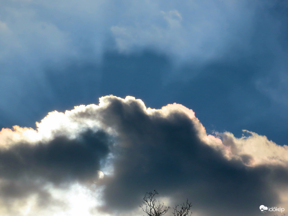 Vakítóan fényes felhő sugarakkal