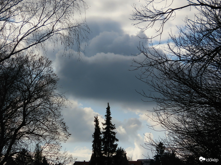 Kora délutáni égbolt