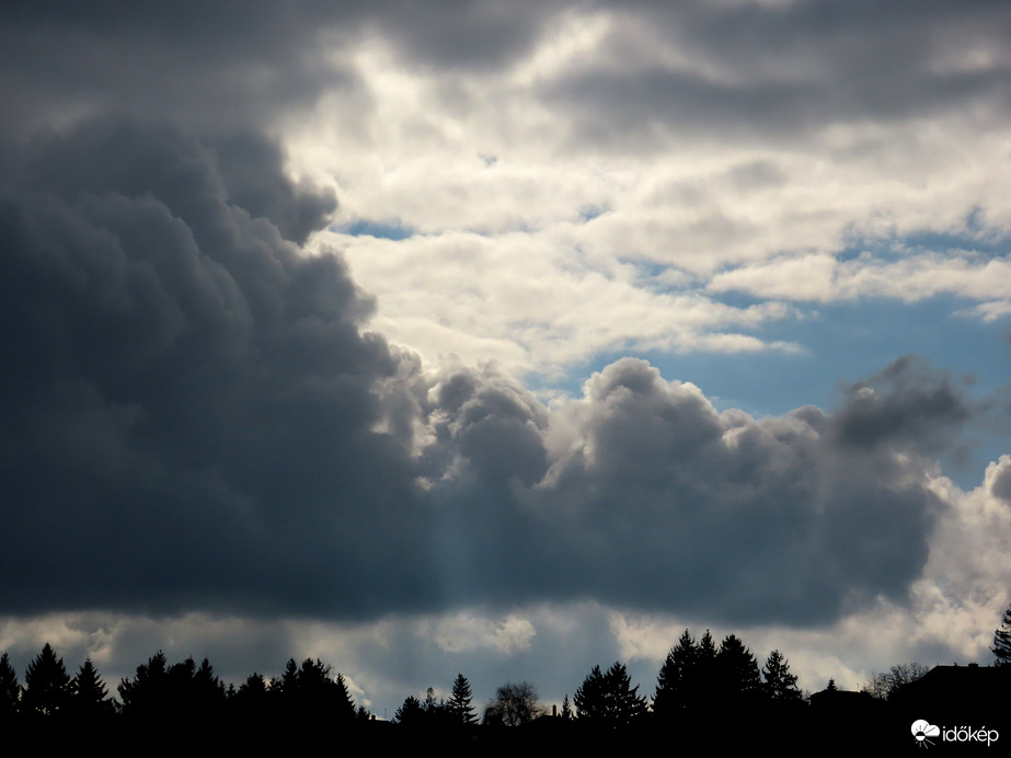 Sötét gomolyok az égbolton