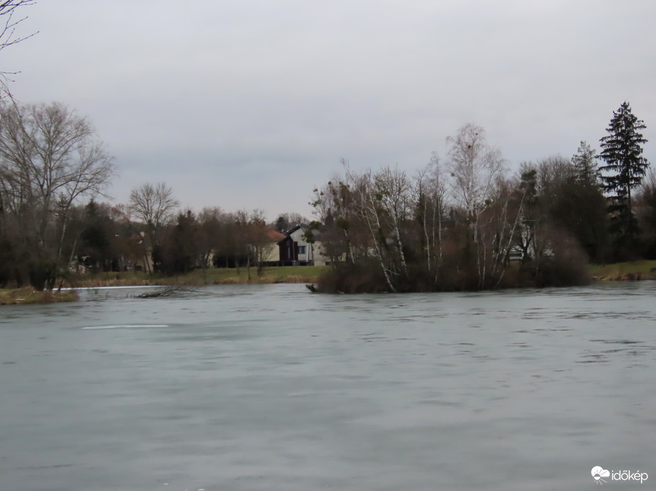 A csepergő eső elmosta a havat 16:01