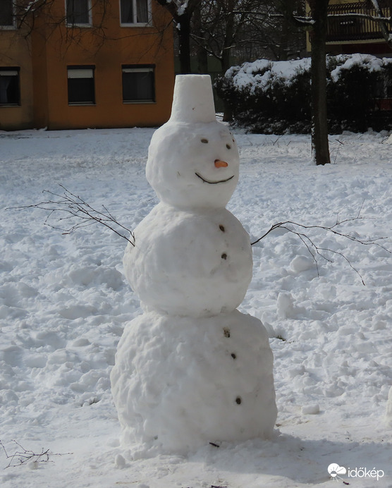 Hóember a játszótéren