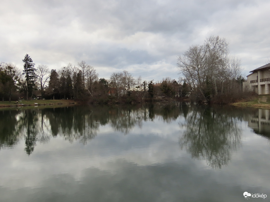 Horgásztó felhők alatt