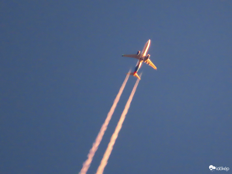 Naplemente fényében suhanó