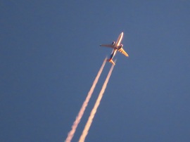 Naplemente fényében suhanó