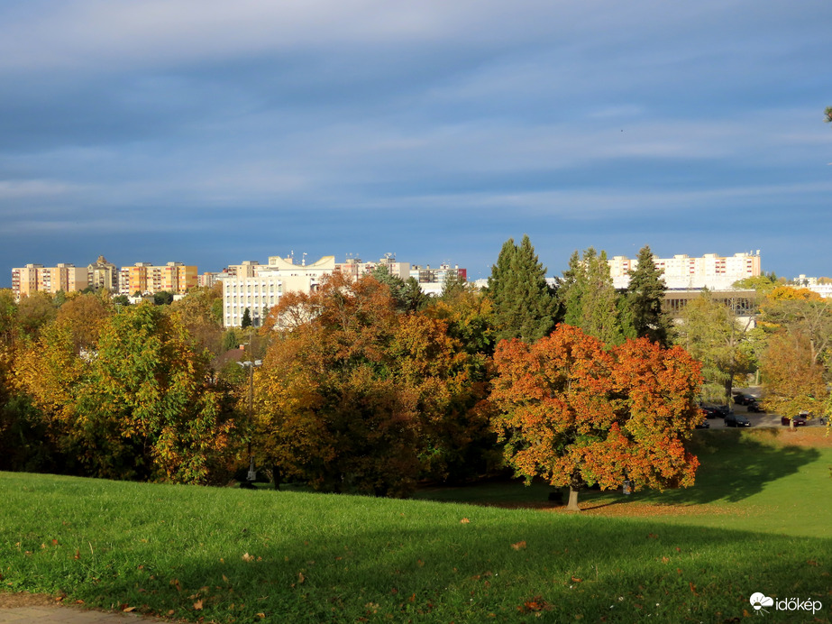 Kitekintés az őszi színekbe öltözött városra