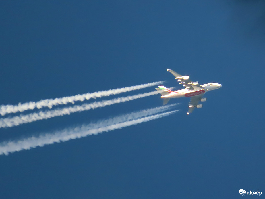 A magasban gépmadár suhant át