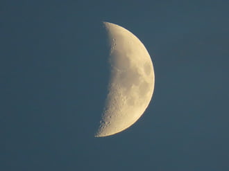 Hold napnyugta idején