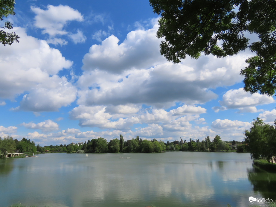 A Csónakázó-tó látképe gomolyokkal