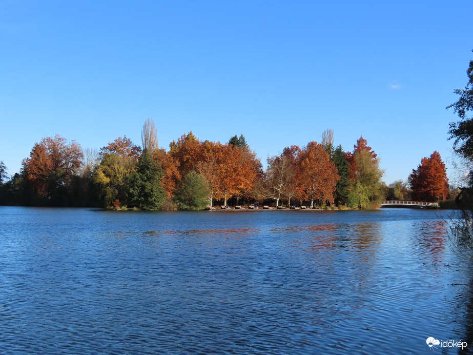 Kékben fürdő sziget