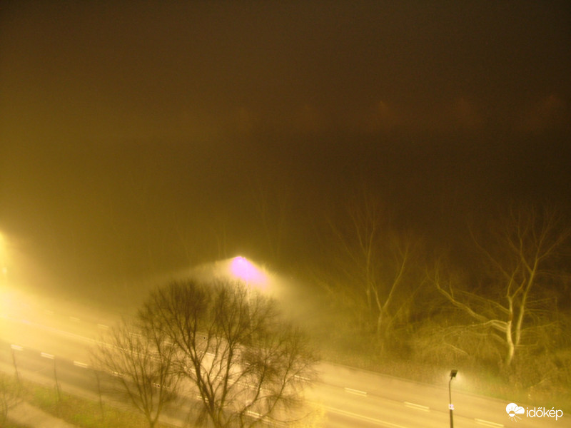 Ködös este.