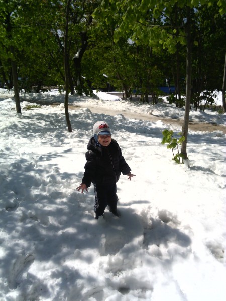 Nagy öröm, nagy hó ,kisgyerek