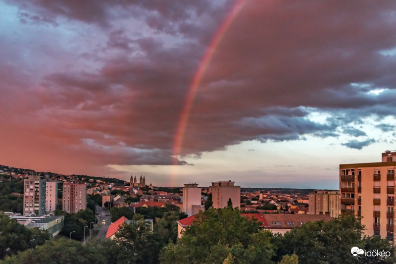 Ma esti szivárvány a város felett