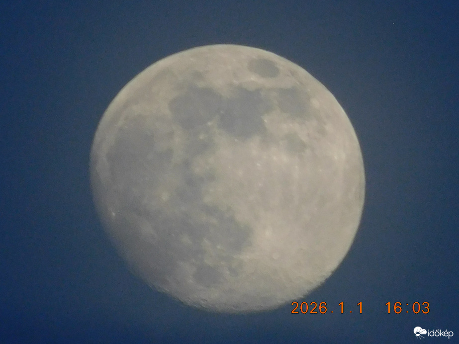 Még a Hold is nekünk ragyog.