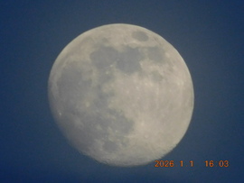 Még a Hold is nekünk ragyog.