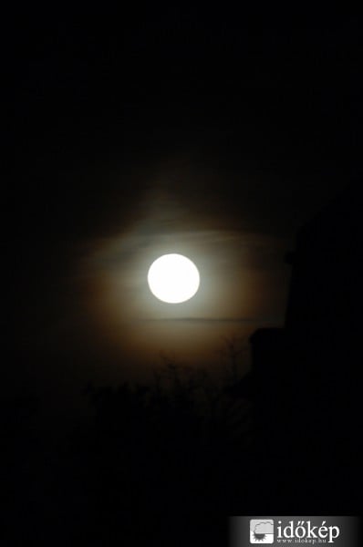 gyönyörű udvar a Hold körül ápr. 29-én