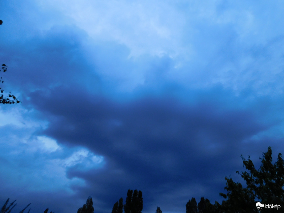 valami még érkezik