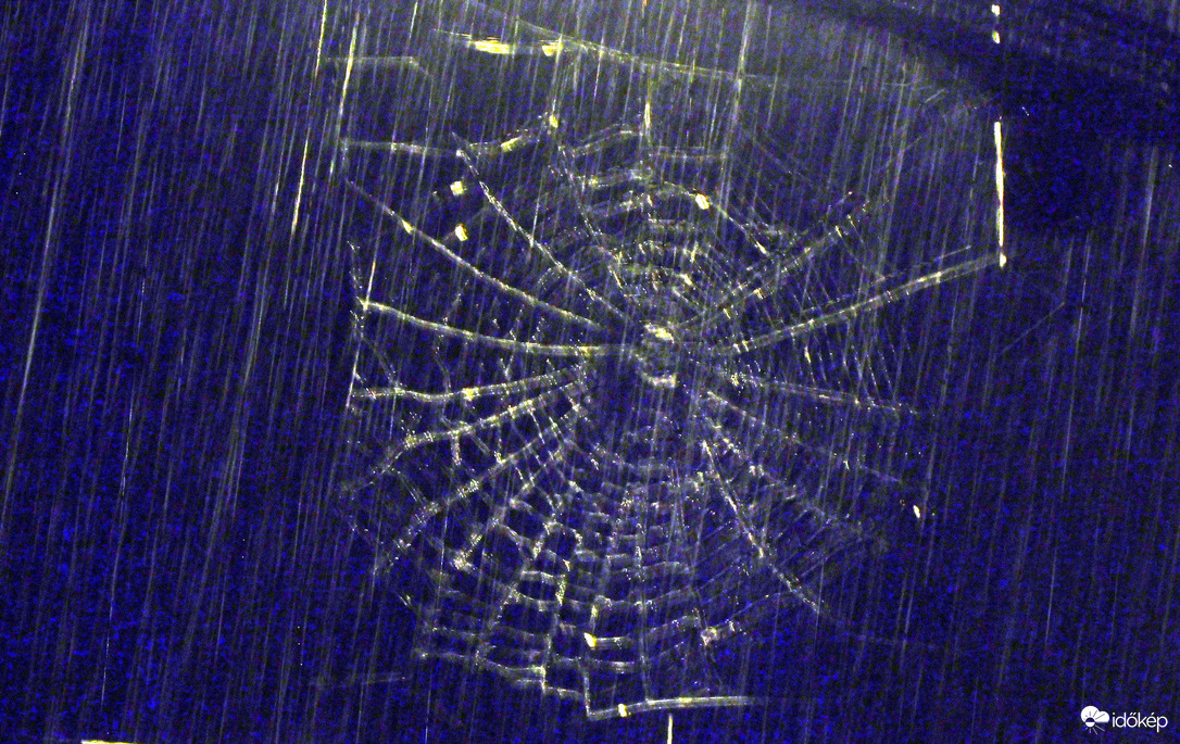 hálós zuhogó, de a zivatar kissé elkerült, így csak 7 mm érkezett az éjjel