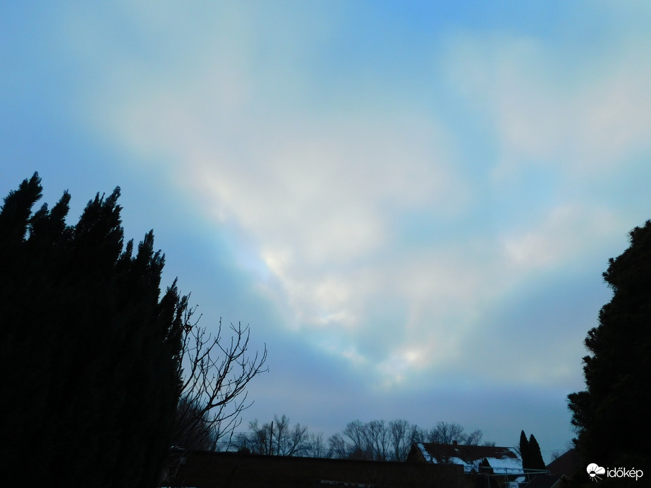 még erősen felhősnek se jó