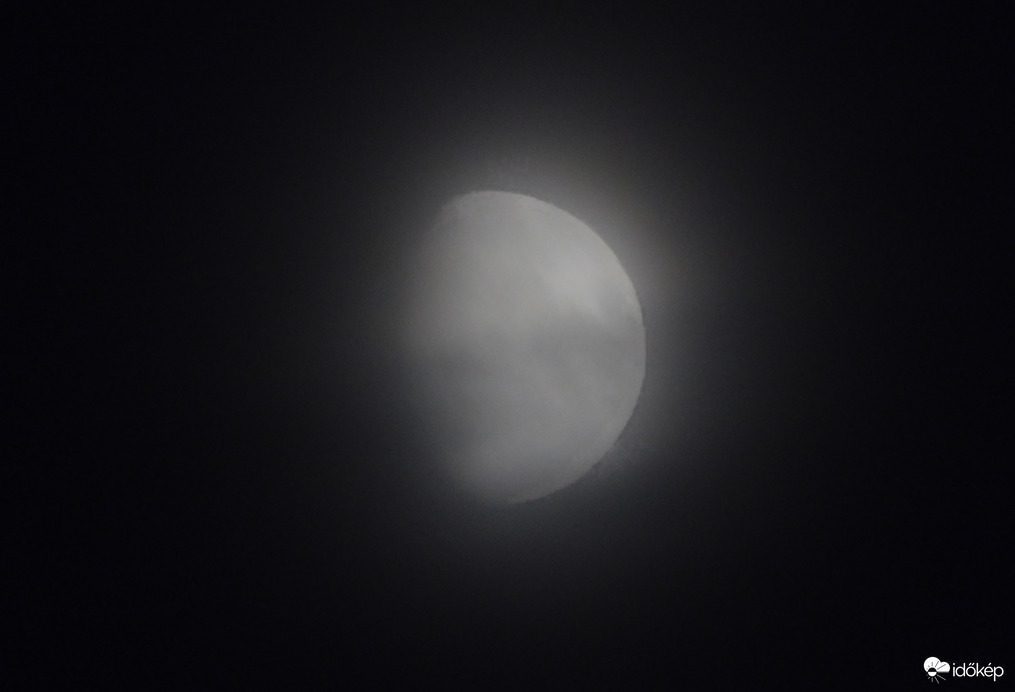 hold párában kis felhővel
