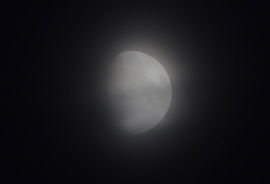 hold párában kis felhővel