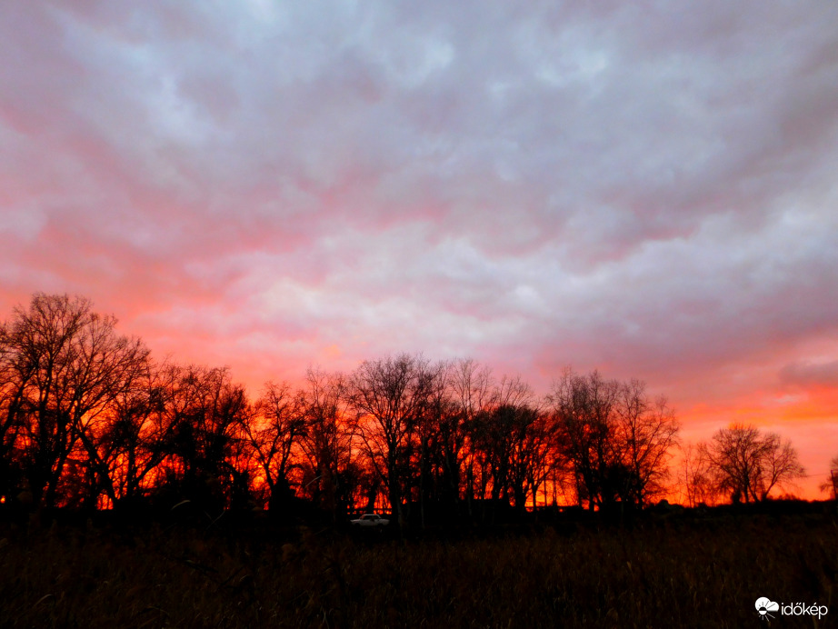 a borúban egyszer csak kigyulladt az ég alja