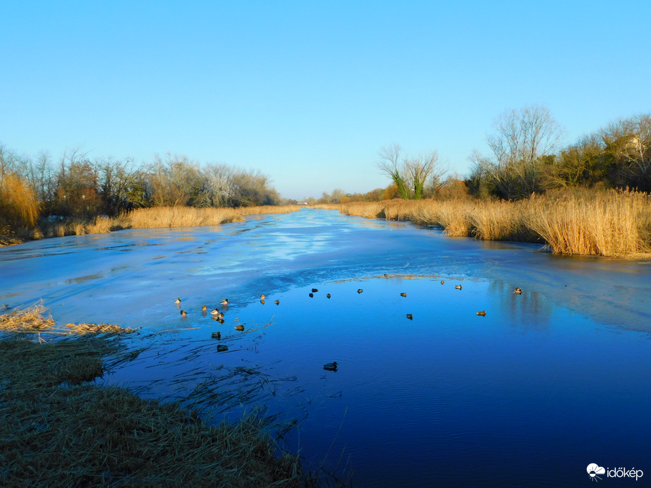 csak lassan enged a jég
