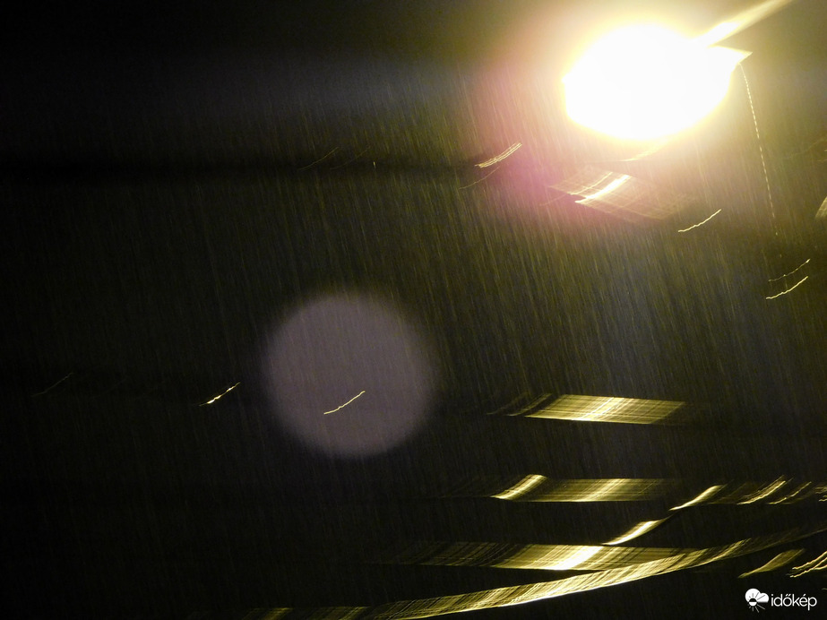 zivatar sajnos nem kaptunk, de legalább esett, néha jobban is, de túlzásba nem vitte a locsolást sajnos 