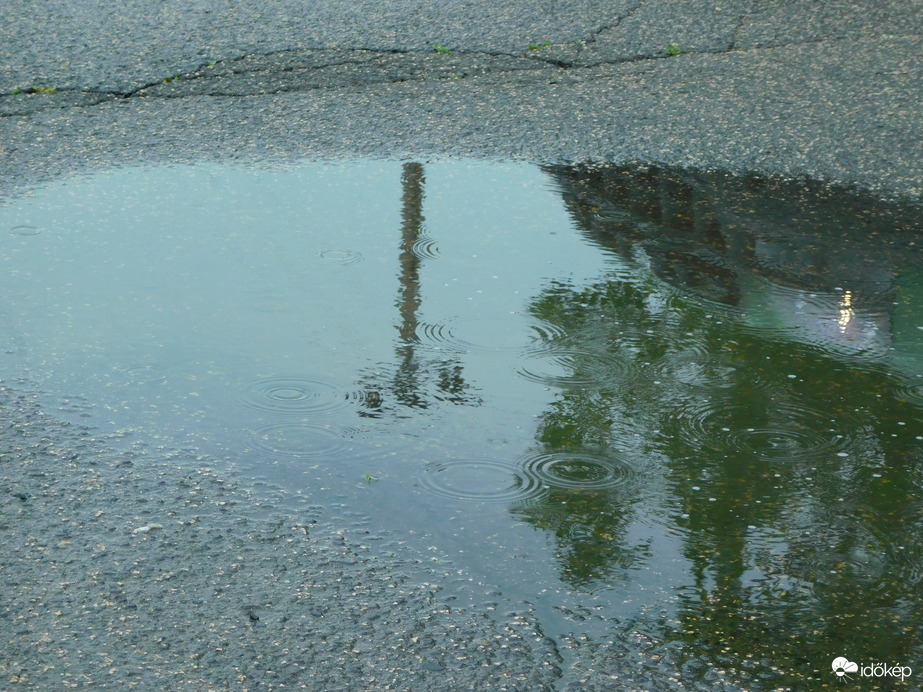 a talaj inná, de aszfalt van helyette