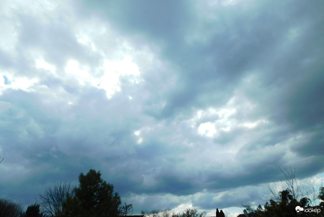 ...hogy nem tudott leszakadni az ég...   legalább :)