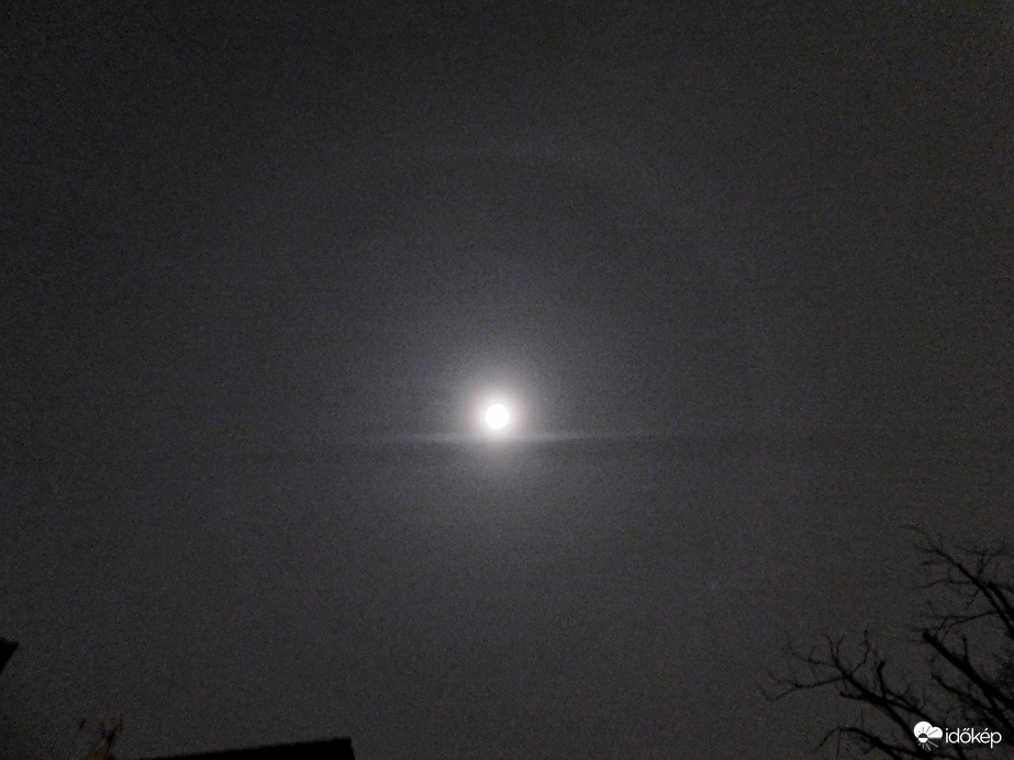 halvány, de teljes holdhaló