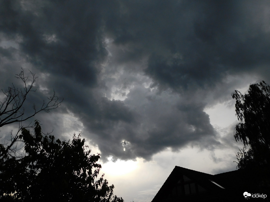 nagyon haragosak voltak, csak esőt nem adtak