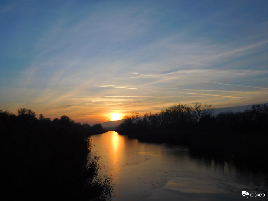 összefirkált égbolttal