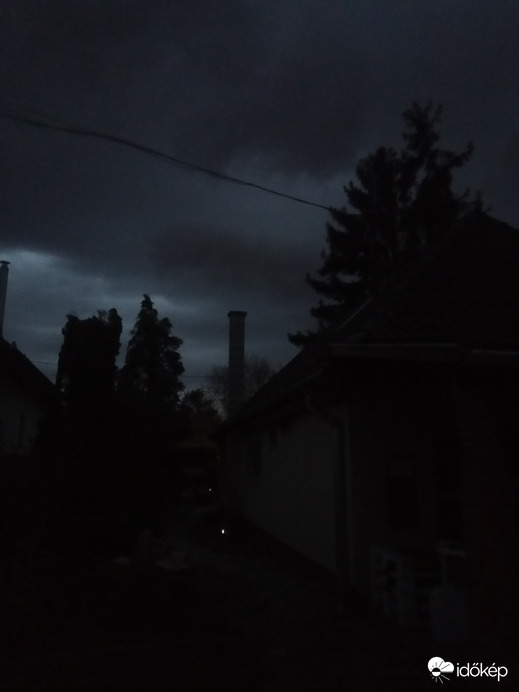 Sötétség borul a tájra