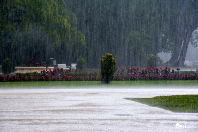 Csak esik és esik és....
