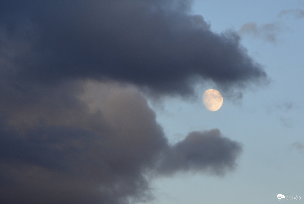 Felhők között a Hold 11.24.