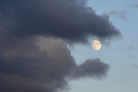 Felhők között a Hold 11.24.