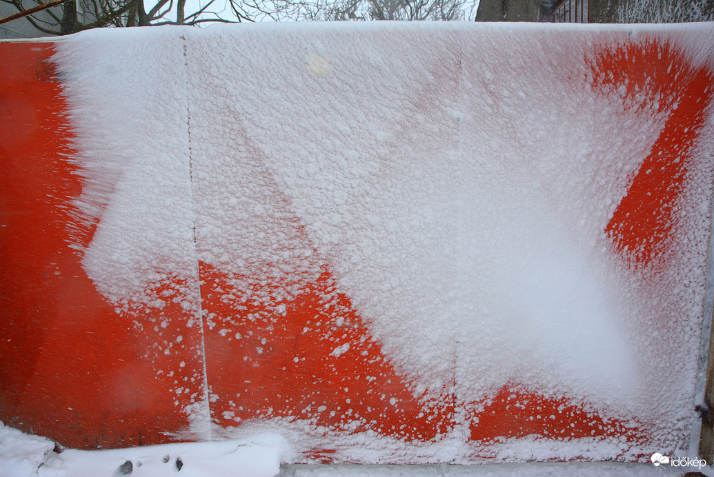 Havas mintákat fújt a szél a kapura