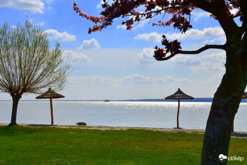 Hajó a vízen Keszthely irányából  04.03.