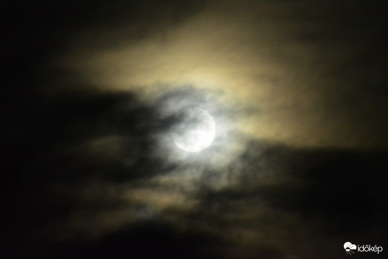 Szombathely felett a Hold 12.22-én