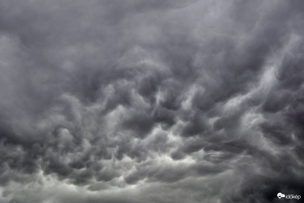 Háborgó égbolt - mammatus felhők Szomathely felett