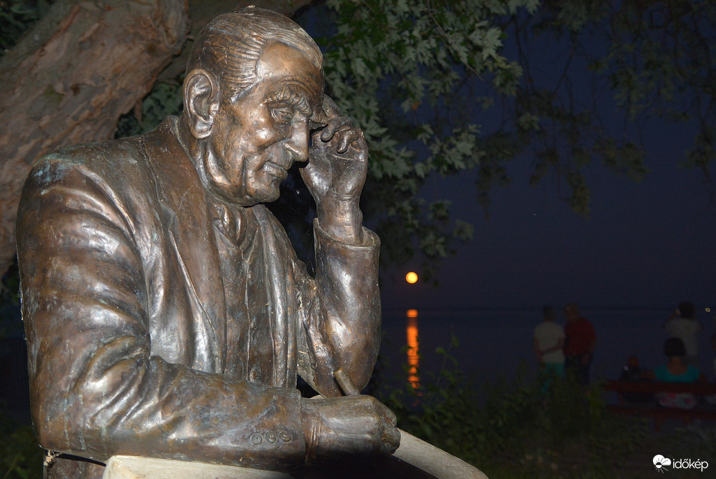Telihold kelte Balatongyörökön 08.09. (Gróf Széchenyi Zsigmond szobra előtérben)