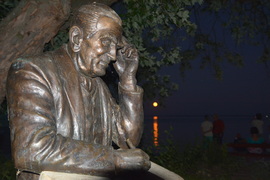 Telihold kelte Balatongyörökön 08.09. (Gróf Széchenyi Zsigmond szobra előtérben)