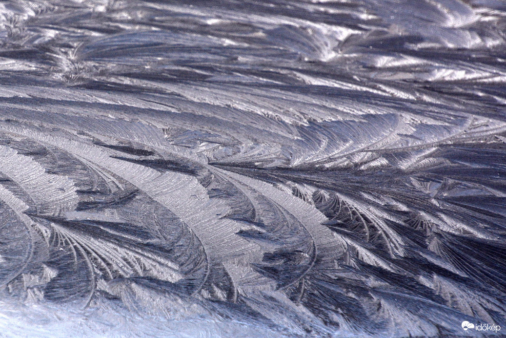 Jégvirágok egy kocsi tetején 12.21.