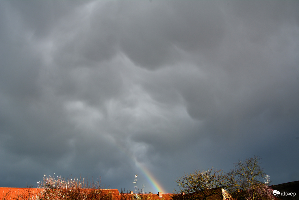 Szivárvány mammatus felhőkkel