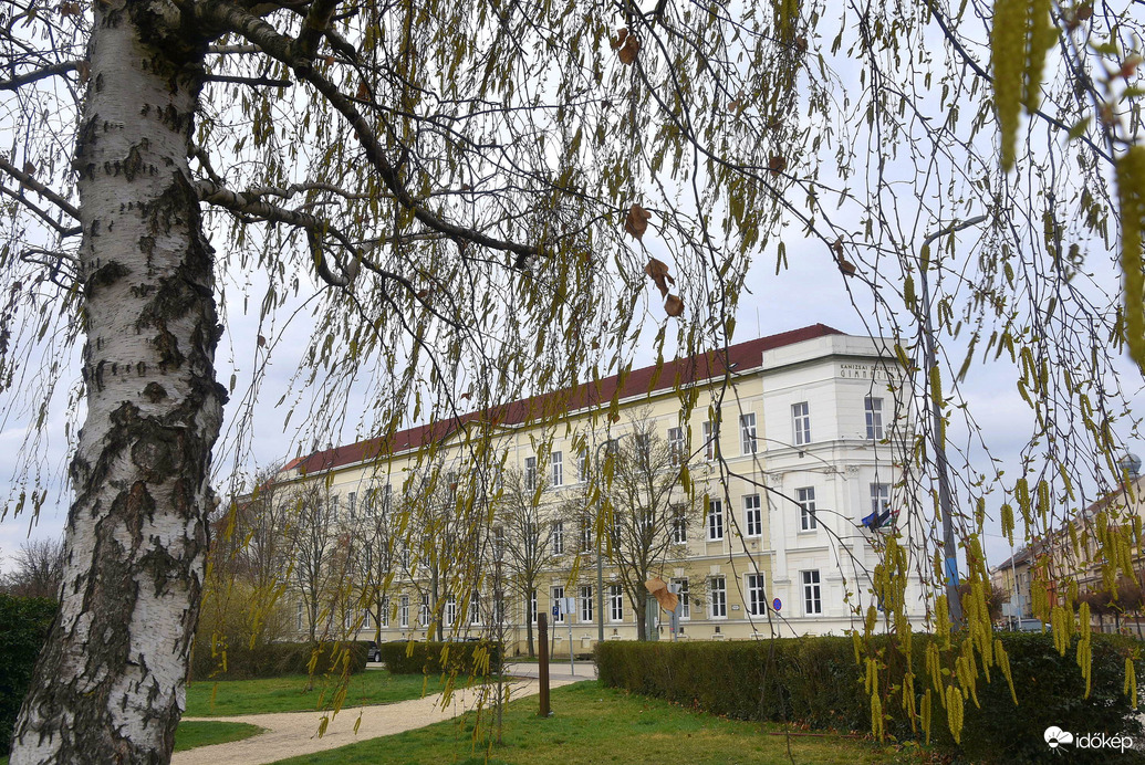 Szeles, borús időjárás Szombathelyen 04.02.